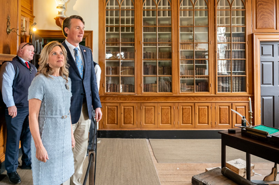 Governor and First Lady Youngkin recite a prayer at George Washington's tomb at Mount Vernon